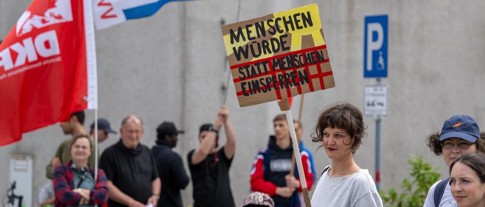 Demonstranten protestieren gegen die Pläne zum Bau eines Ein- und Ausreisezentrums am Flughafen BER in Schönefeld. Flüchtlings-Organisationen sprechen auch von einem „Abschiebegefängnis“.