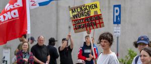 Demonstranten protestieren gegen die Pläne zum Bau eines Ein- und Ausreisezentrums am Flughafen BER in Schönefeld. Flüchtlings-Organisationen sprechen auch von einem „Abschiebegefängnis“. 