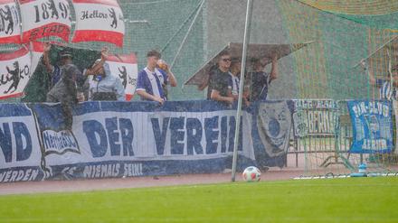 Land unter in Kitzbühel. Herthas Testspiel gegen Bröndby musste wegen eines heftigen Gewitters für etwa zehn Minuten unterbrochen werden.