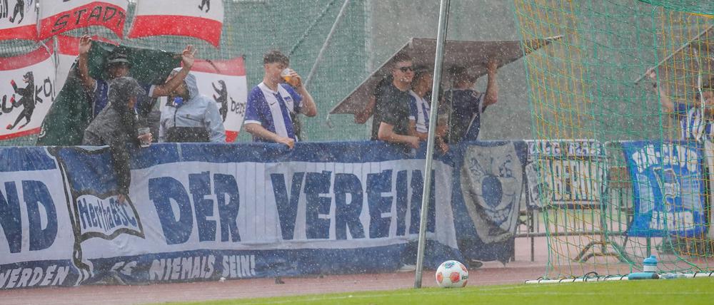 Land unter in Kitzbühel. Herthas Testspiel gegen Bröndby musste wegen eines heftigen Gewitters für etwa zehn Minuten unterbrochen werden.