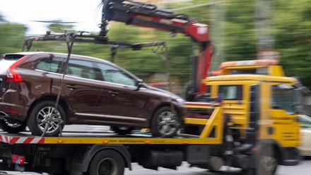 Nur ein Bruchteil falsch geparkter Autos wird in Berlin abgeschleppt. (Symbolbild) 