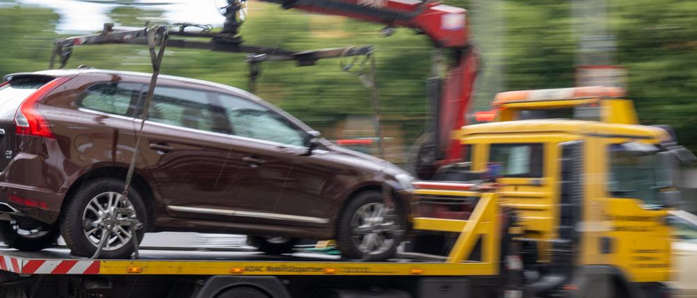 Nur ein Bruchteil falsch geparkter Autos wird in Berlin abgeschleppt. (Symbolbild)