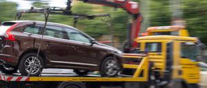 Nur ein Bruchteil falsch geparkter Autos wird in Berlin abgeschleppt. (Symbolbild)