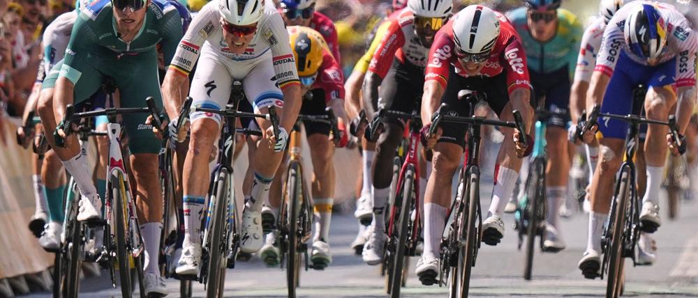 Die Radprofis im Massensprint auf der neunten Etappe. 