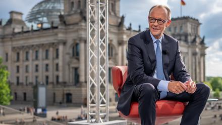 Mit dem Reichstagsgebäude hinter sich hat Bundeskanzler Friedrich Merz (CDU) am Sonntagabend Fragen der ARD beantwortet.
