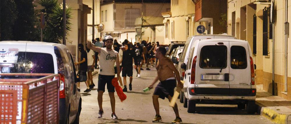 Fünf Menschen wurden im spanischen Ort Torre Pachecho leicht verletzt, nach dem Ultrarechte zur „Jagd auf Migranten“ aufgerufen hatten
