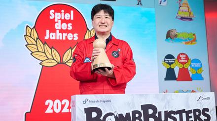 Brettspielautor Hisashi Hayashi gewann mit „Bomb Busters“ die Auszeichnung „Spiel des Jahres“ 2025.