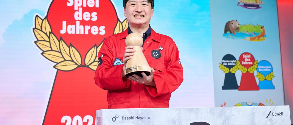 Brettspielautor Hisashi Hayashi gewann mit „Bomb Busters“ die Auszeichnung „Spiel des Jahres“ 2025.