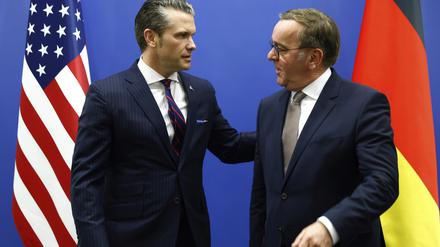 Brüssel: US-Verteidigungsminister Pete Hegseth (l) posiert mit dem deutschen Verteidigungsminister Boris Pistorius vor einem bilateralen Treffen am Rande eines Treffens der NATO-Verteidigungsminister im NATO-Hauptquartier.