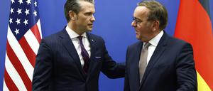 Brüssel: US-Verteidigungsminister Pete Hegseth (l) posiert mit dem deutschen Verteidigungsminister Boris Pistorius vor einem bilateralen Treffen am Rande eines Treffens der NATO-Verteidigungsminister im NATO-Hauptquartier.