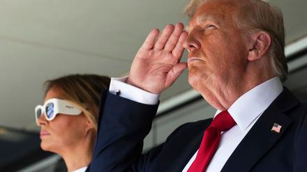 US-Präsident Donald Trump (r) und First Lady Melania Trump beim Finale.