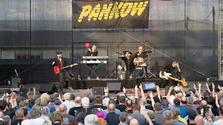 Gut 2.000 Fans kamen zum letzten Konzert der Rockband Pankow in Dresden. 