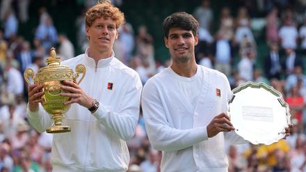 Jannik Sinner (l) entthront Carlos Alcaraz in Wimbledon. 