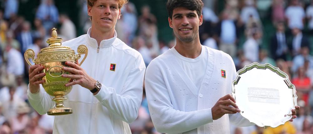Jannik Sinner (l) entthront Carlos Alcaraz in Wimbledon.