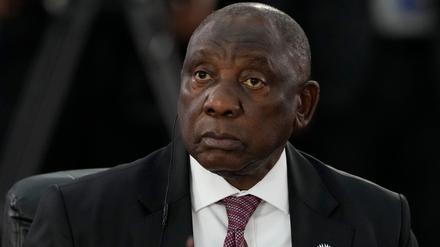 Ramaphosa richtet eine Kommission ein, die die Vorwürfe gegen den Polizeiminister untersuchen soll. 