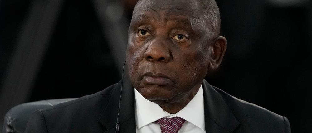 Ramaphosa richtet eine Kommission ein, die die Vorwürfe gegen den Polizeiminister untersuchen soll.