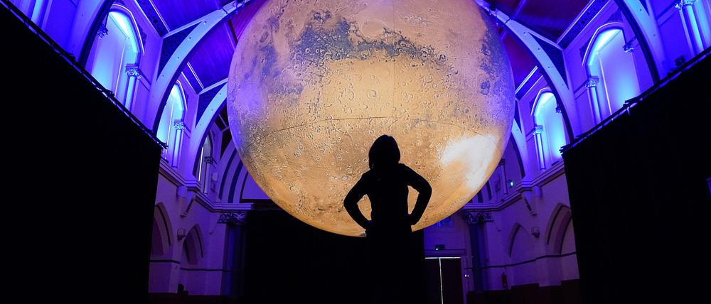 Imposant, aber von der Größe nur ein Bruchteil des Originals: Die Installation „Mars“ mit sieben Meter Durchmesser wurde in Großbritannien ausgestellt (Archivfoto).