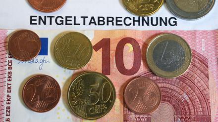 Der gesetzliche Mindestlohn steigt hierzulande 2026 auf 13,90 Euro.