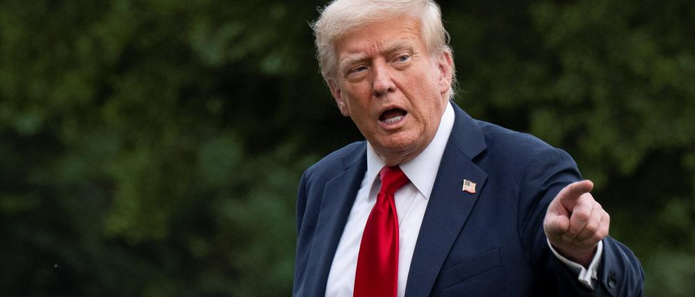 Trump spricht am 13. Juli vor dem Weißen Haus mit der Presse.