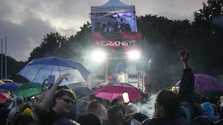 Sanitätsdienst und Feuerwehr mussten mehrere Teilnehmer der Techno-Parade „Rave the Planet“ behandeln.