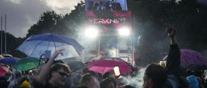 Sanitätsdienst und Feuerwehr mussten mehrere Teilnehmer der Techno-Parade „Rave the Planet“ behandeln.