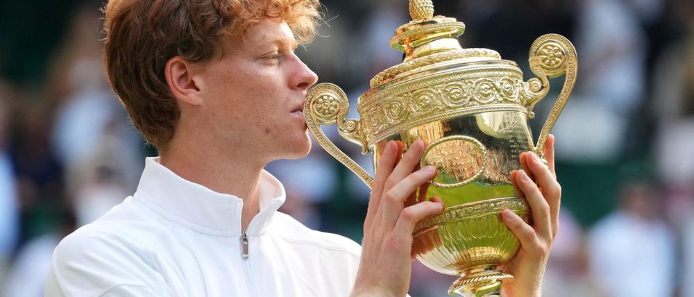 Jannik Sinner feiert seinen ersten Wimbledon-Triumph.