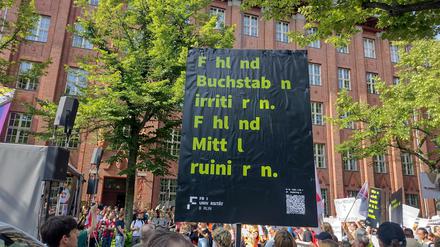 Unter dem Motto #unkürzbar demonstrierten am Montag, den 14. Juli in der Oranienstraße rund 3000 Mitarbeitende und Studierende der Berliner Hochschulen gegen die Kürzungen des Landes Berlin in der Wissenschaft. Dort verhandelten den Hochschulleitungen und Wissenschaftssenatorin die Hochschulverträge neu.