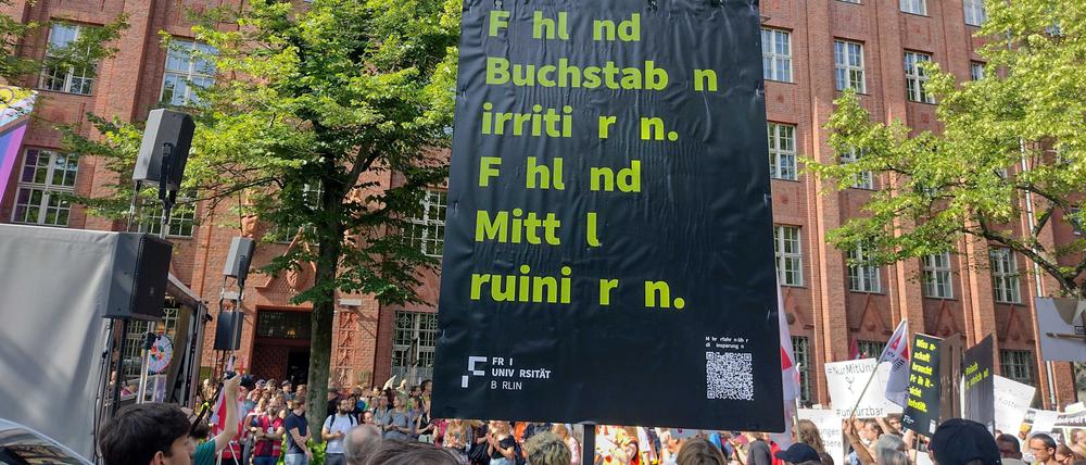 Unter dem Motto #unkürzbar demonstrierten am Montag, den 14. Juli in der Oranienstraße rund 3000 Mitarbeitende und Studierende der Berliner Hochschulen gegen die Kürzungen des Landes Berlin in der Wissenschaft. Dort verhandelten den Hochschulleitungen und Wissenschaftssenatorin die Hochschulverträge neu.