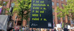 Unter dem Motto #unkürzbar demonstrierten am Montag, den 14. Juli in der Oranienstraße rund 3000 Mitarbeitende und Studierende der Berliner Hochschulen gegen die Kürzungen des Landes Berlin in der Wissenschaft. Dort verhandelten den Hochschulleitungen und Wissenschaftssenatorin die Hochschulverträge neu.