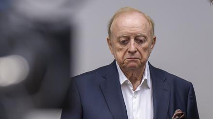 Alfons Schuhbeck steht im Gerichtssaal des Landgerichts München I neben seinem Anwalt Norbert Scharf.