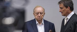Alfons Schuhbeck steht im Gerichtssaal des Landgerichts München I neben seinem Anwalt Norbert Scharf.