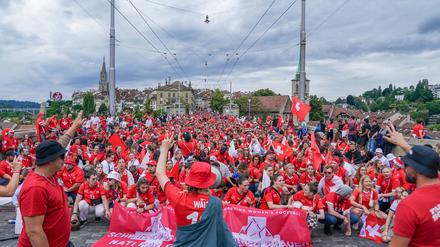 Zahlreiche Schweizer Fans begaben sich auf den Fan Walk zum Wankdorfstadion in Bern.