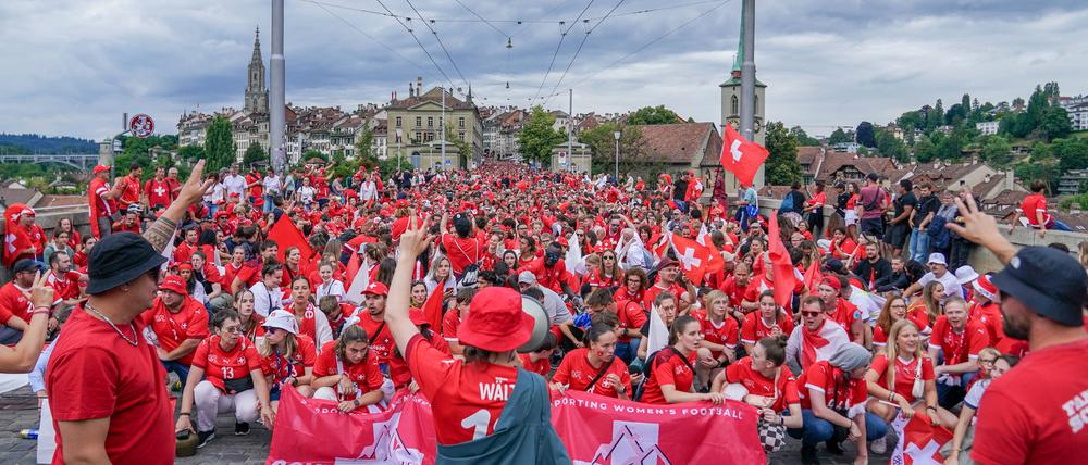Zahlreiche Schweizer Fans begaben sich auf den Fan Walk zum Wankdorfstadion in Bern.