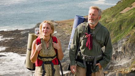 Raynor (Gillian Anderson, links) und Moth Winn (Jason Isaacs) trotzen den Naturelementen und dem Sozialstaat.