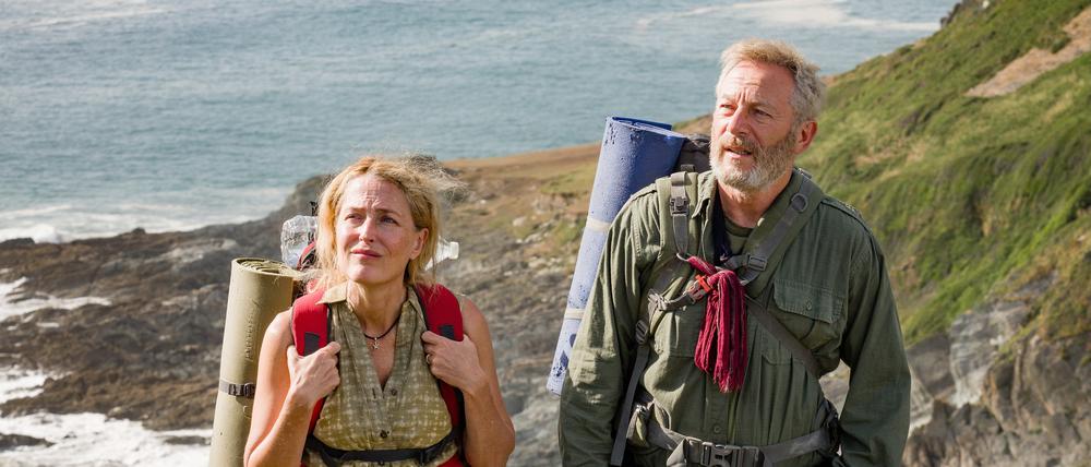 Raynor (Gillian Anderson, links) und Moth Winn (Jason Isaacs) trotzen den Naturelementen und dem Sozialstaat.