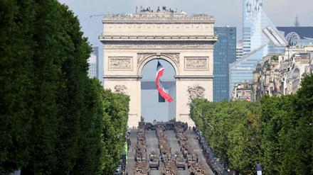Präsident Emmanuel Macron will mehr für Militär ausgeben, gleichzeitig klafft bei der Rentenfinanzierung ein riesiges Loch.