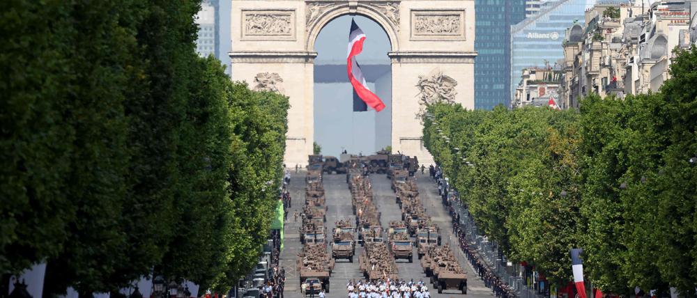 Präsident Emmanuel Macron will mehr für Militär ausgeben, gleichzeitig klafft bei der Rentenfinanzierung ein riesiges Loch.