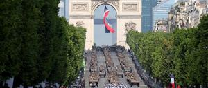 Präsident Emmanuel Macron will mehr für Militär ausgeben, gleichzeitig klafft bei der Rentenfinanzierung ein riesiges Loch.