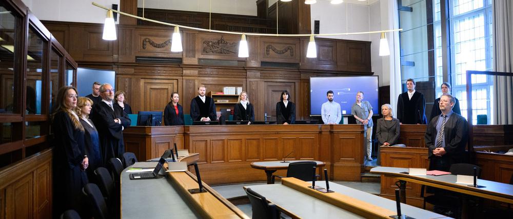 Die Prozessbeteiligten im Gerichtssaal 700 des Kriminalgerichts Moabit. 