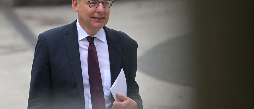 Der frühere Vizepräsident des Berliner Verwaltungsgerichts hat sein Amt als Brandenburger Verfassungsschutzchef angetreten.