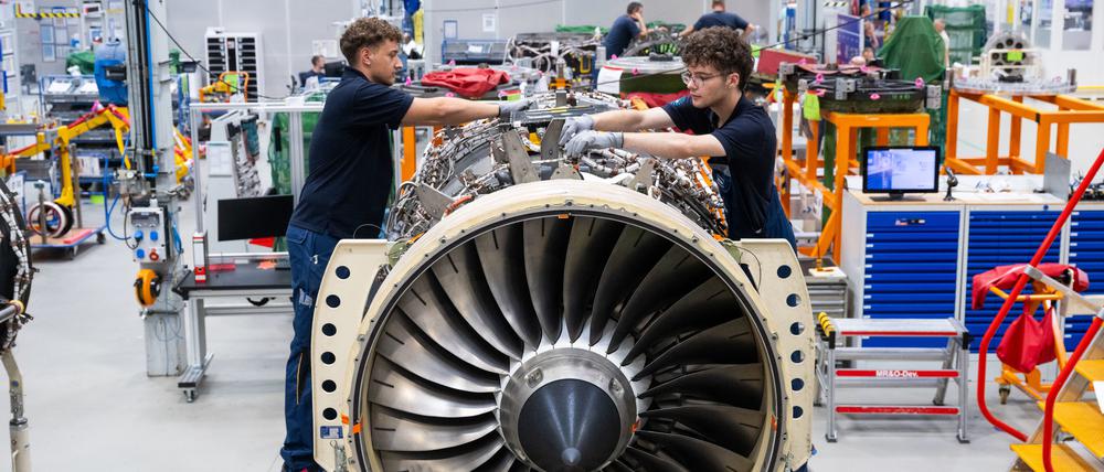 Mitarbeiter arbeiten im Rolls-Royce Werk Dahlewitz an einem Triebwerk. 
