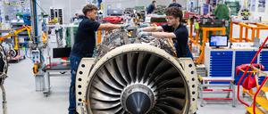 Mitarbeiter arbeiten im Rolls-Royce Werk Dahlewitz an einem Triebwerk. 