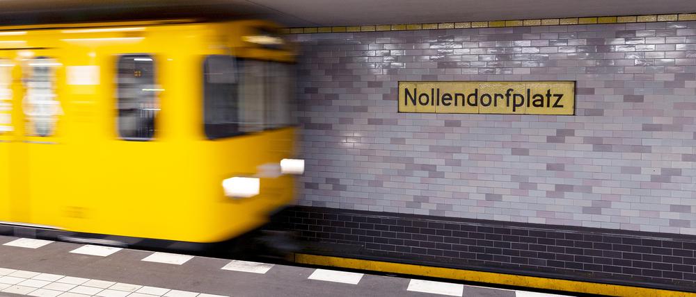 Eine U-Bahn fährt in der U-Bahnstation Nollendorfplatz ein.