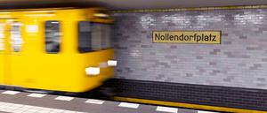 Eine U-Bahn fährt in der U-Bahnstation Nollendorfplatz ein. 