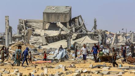 Zerstörtes Land. Palästinenser inspizieren einen von der israelischen Armee zerstörten Friedhof und angrenzende Zelte in Khan Yunis/Gaza (11. Juli 2025).