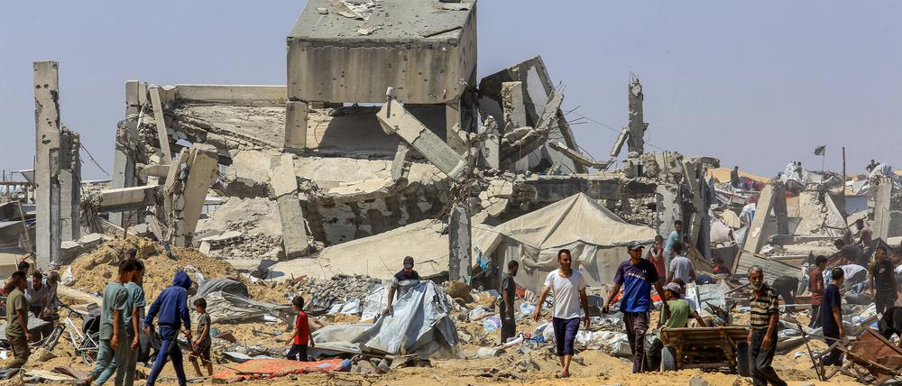 Zerstörtes Land. Palästinenser inspizieren einen von der israelischen Armee zerstörten Friedhof und angrenzende Zelte in Khan Yunis/Gaza (11. Juli 2025).