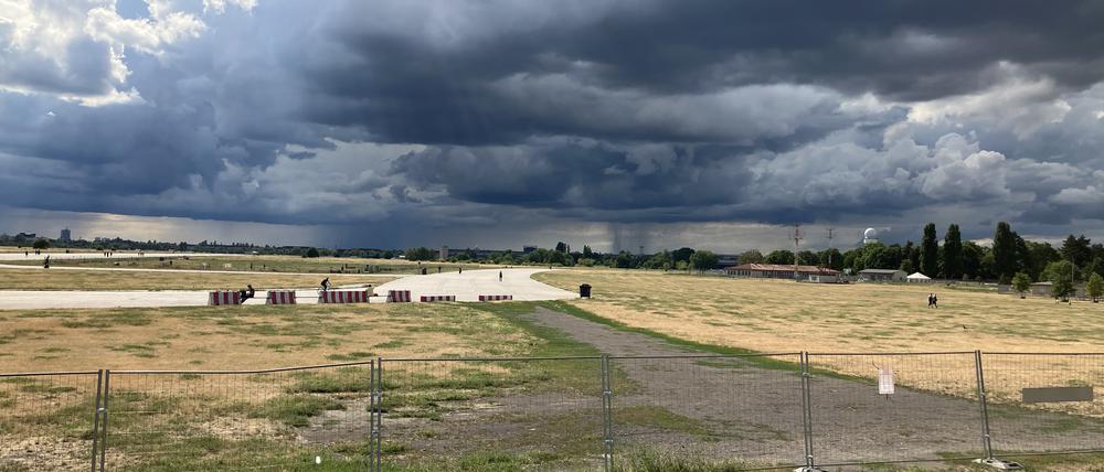 Es braut sich was zusammen über dem Tempelhofer Feld.
