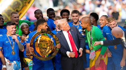 Bei der Siegerehrung sorgt Donald Trump bei den Spielern vom FC Chelsea für Verwirrung.