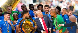 Bei der Siegerehrung sorgt Donald Trump bei den Spielern vom FC Chelsea für Verwirrung.