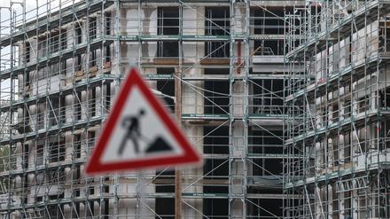 Gerüste stehen auf der Baustelle für ein Wohngebäude. 